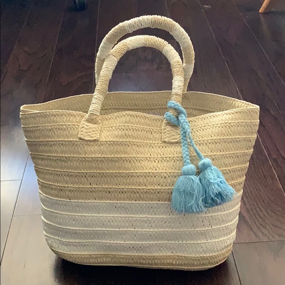 Altru straw tote with tassels